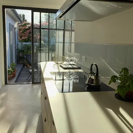 Elegante Maison D'architecte, A Debordement